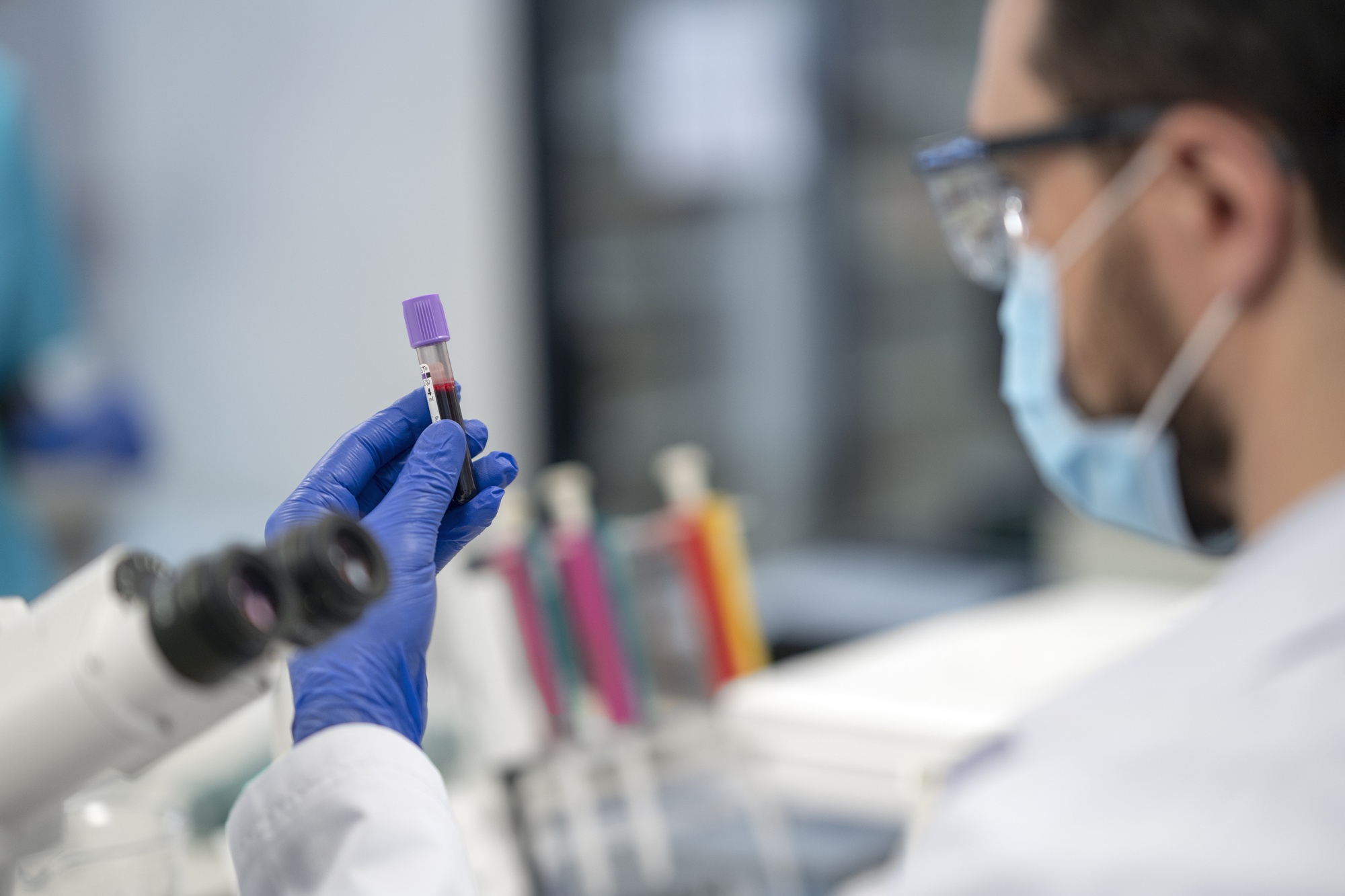 Exames Laboratoriais com Precisão | PARAISOMED - Laboratório Exame São Paulo Profissional da PARAISOMED realizando exames laboratoriais com tecnologia avançada e precisão em São Paulo.