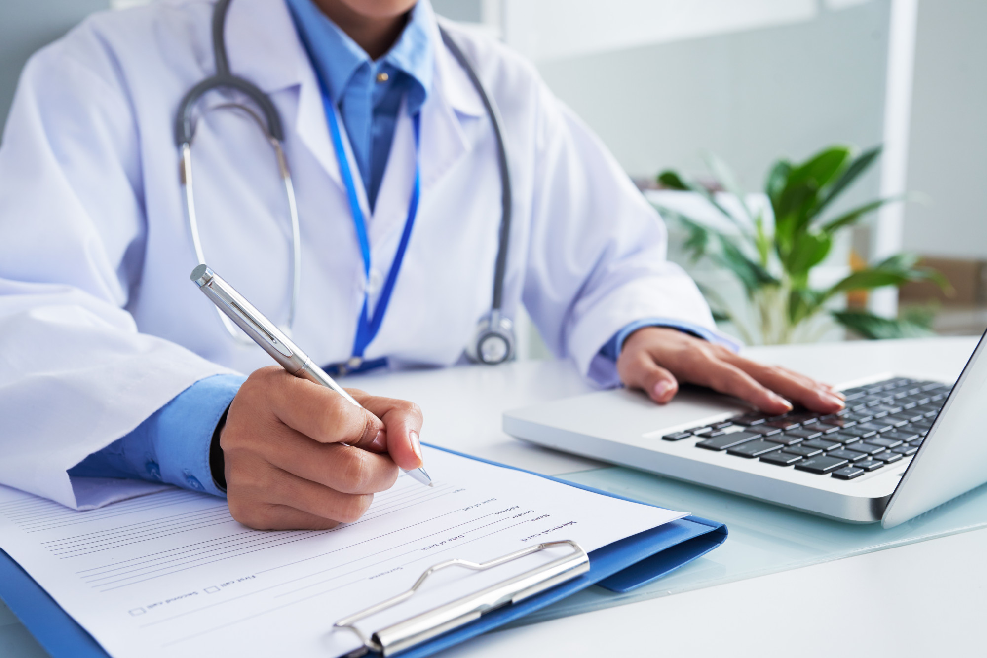 Medicina do Trabalho e Segurança Ocupacional | PARAISOMED Médico do trabalho da PARAISOMED realizando avaliação ocupacional para garantir a segurança e bem-estar dos trabalhadores em São Paulo.