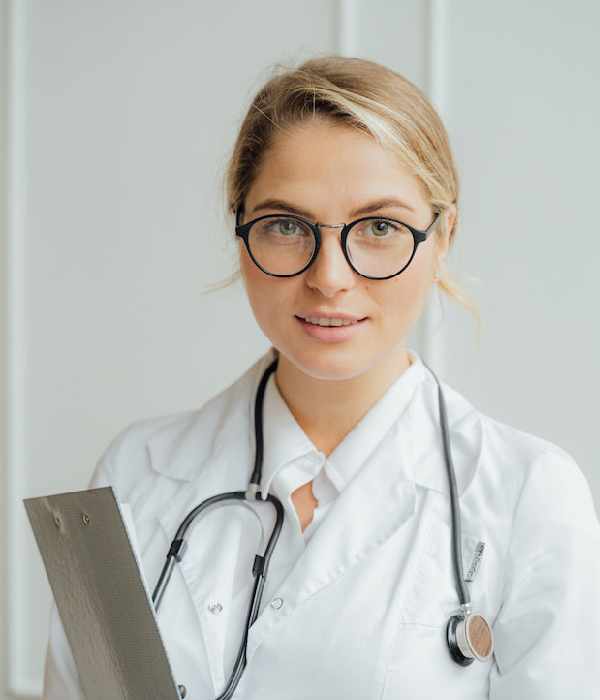Dra. Juliana Souza - Especialista em Análises Clínicas Dra. Juliana Souza, especialista da PARAISOMED em análises clínicas e saúde ocupacional.
